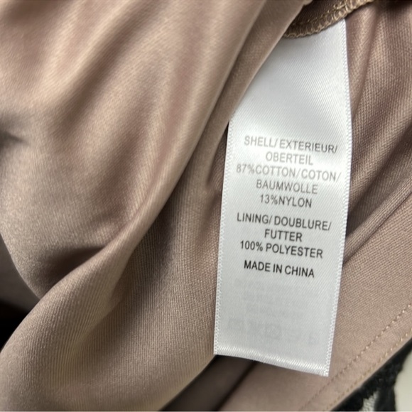 Adrianna Papell Evening Gown. Size 6, Floor Length. Black lace overlay, tan slip - Picture 11 of 11